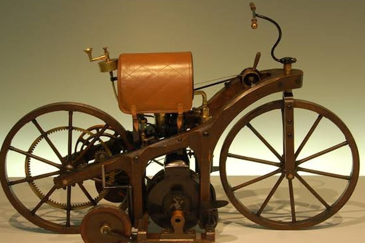 Motor Pertama