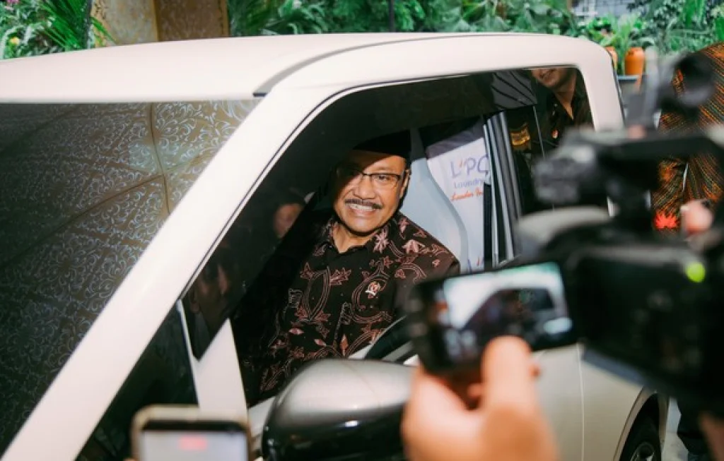 Ngantor pakai mobil listrik